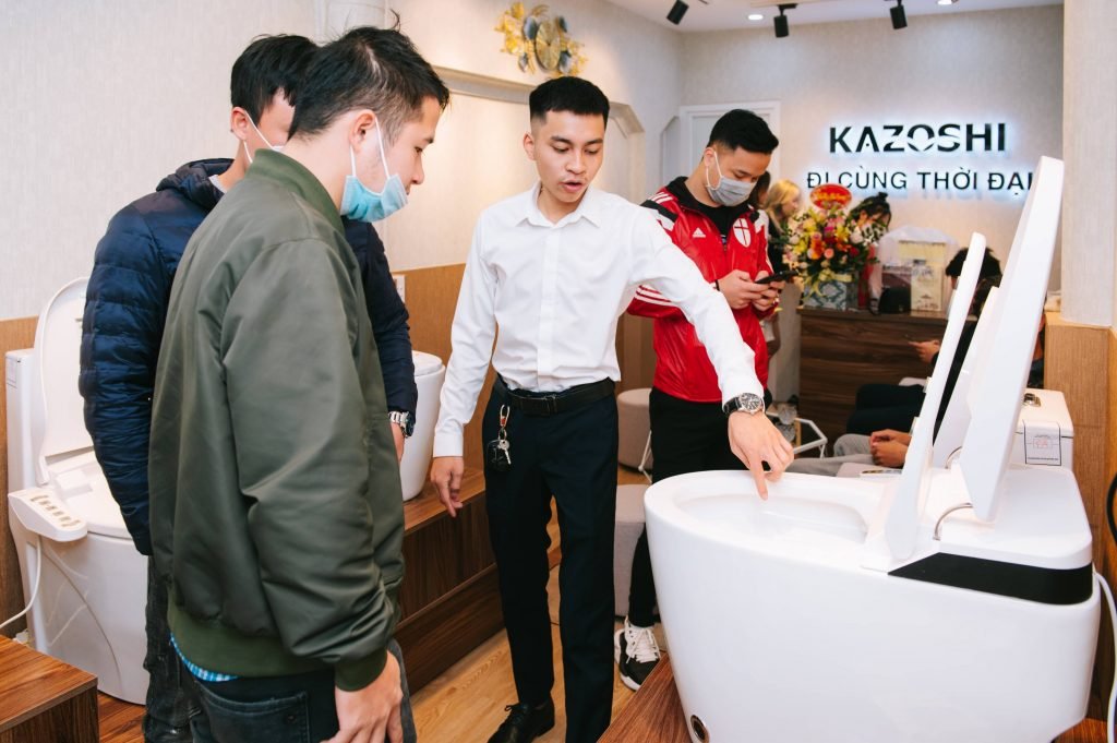 Nhân viên của hệ thống Showroom Kazoshi tư vấn chuyên nghiệp, nhiệt tình