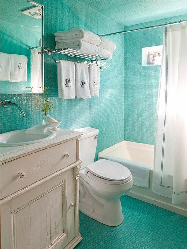 Phòng tắm với tưởng và sàn ốp gạch vuông nhỏ màu xanh lơ rất đẹp.