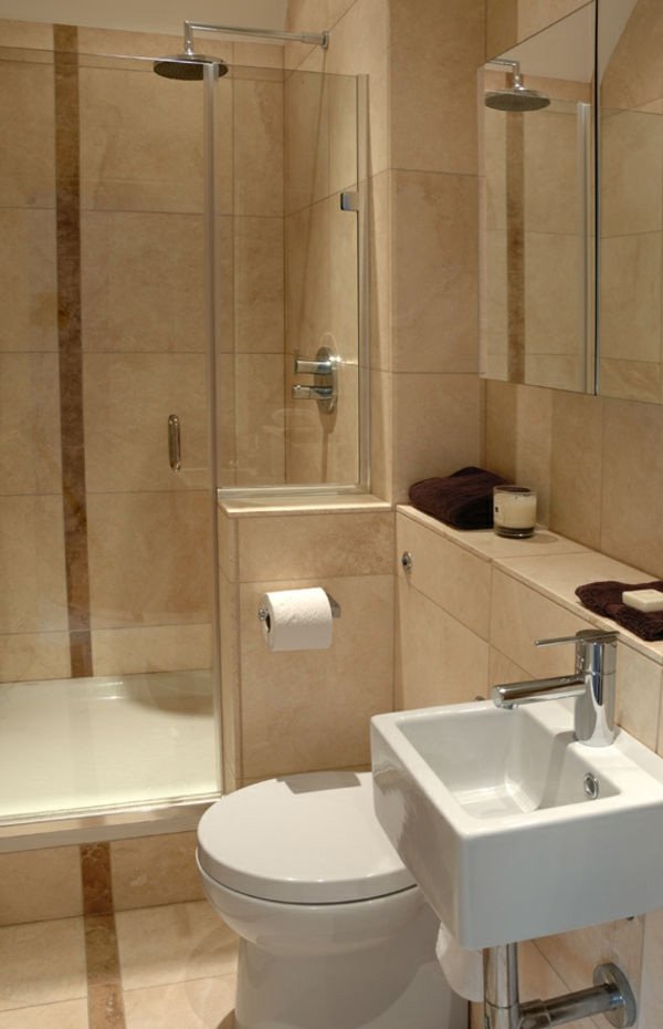 Phòng tắm cơ bản có màu gạch vân đá vàng nhạt dễ nhìn, tường có bậc tạo không gian để đồ kéo dài rất hay.