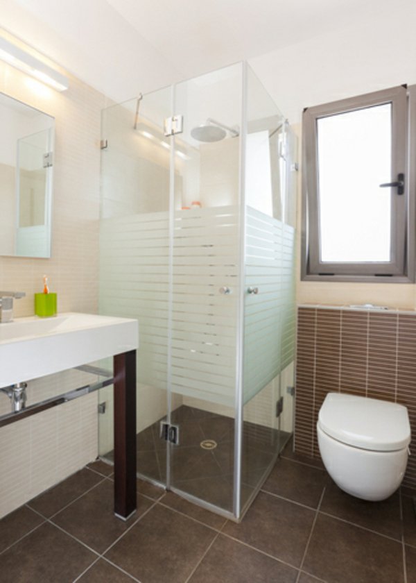 Vách kính cho khu vực tắm phù hợp với những phòng tắm vuông có đủ diện tích lắp đặt