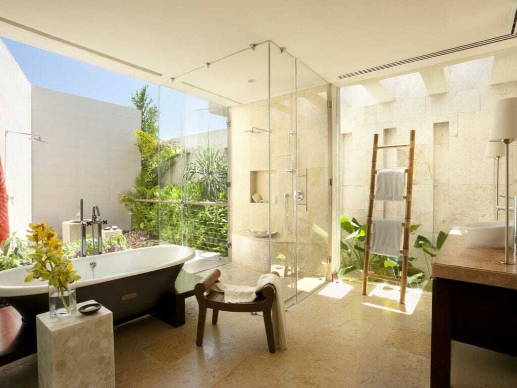 Với những ngôi nhà có diện tích lớn cho phòng tắm, có thể chia không gian ngoài trời và không gian trong nhà, làm thêm cửa kính để từ bên trong có thể nhìn ra ngoài cũng như tận dụng ánh sáng tự nhiên