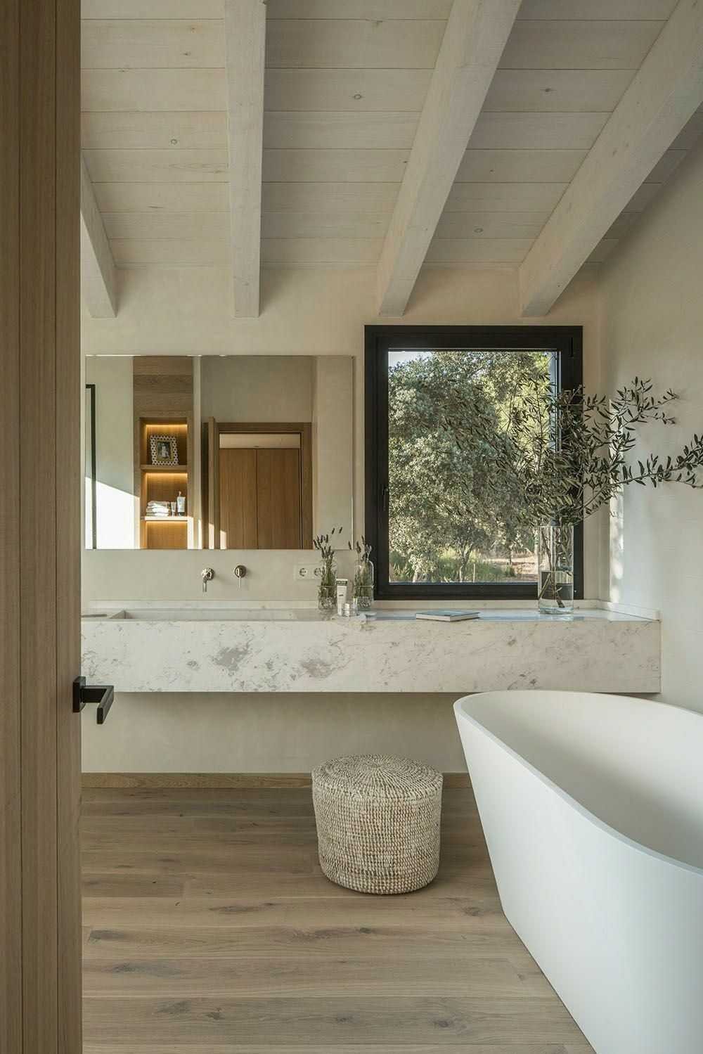 Làm trần gỗ cũng là một cách tăng độ tự nhiên cho không gian phòng tắm, nếu giữ được phòng tắm luôn khô ráo thì đây là một cách làm hiệu quả